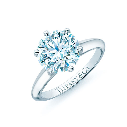 Tiffany Setting經典六爪鑲嵌鑽戒
1886年推出著名的鉑金六爪鑲嵌法,將鑽石托高於戒台上,使光線得以完全進入,造就出無可比擬的極致璀璨,也幾乎奠定了訂情戒鑲嵌的國際標準。
(參考價格:鑽石主石1.18克拉,顏色E,淨度VS1,
NT$ 965,000)
